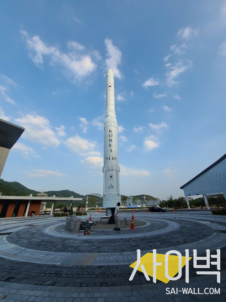 누리호 로켓 벽화 시공 사진 3